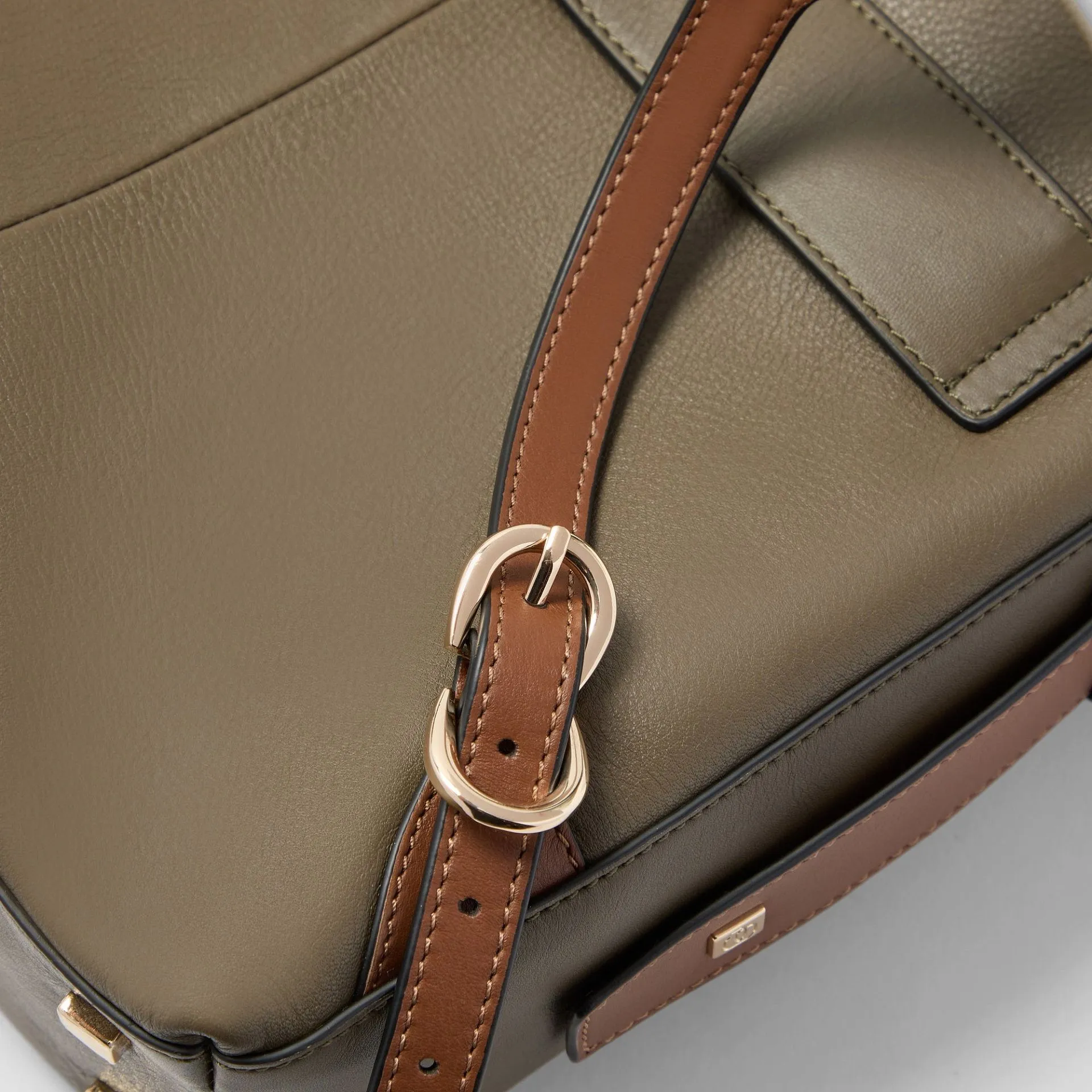 Женский кожаный рюкзак для ноутбука 14" Piquadro CA4576W92/SAVES, коричневый - nocciola scamosciatophoto4