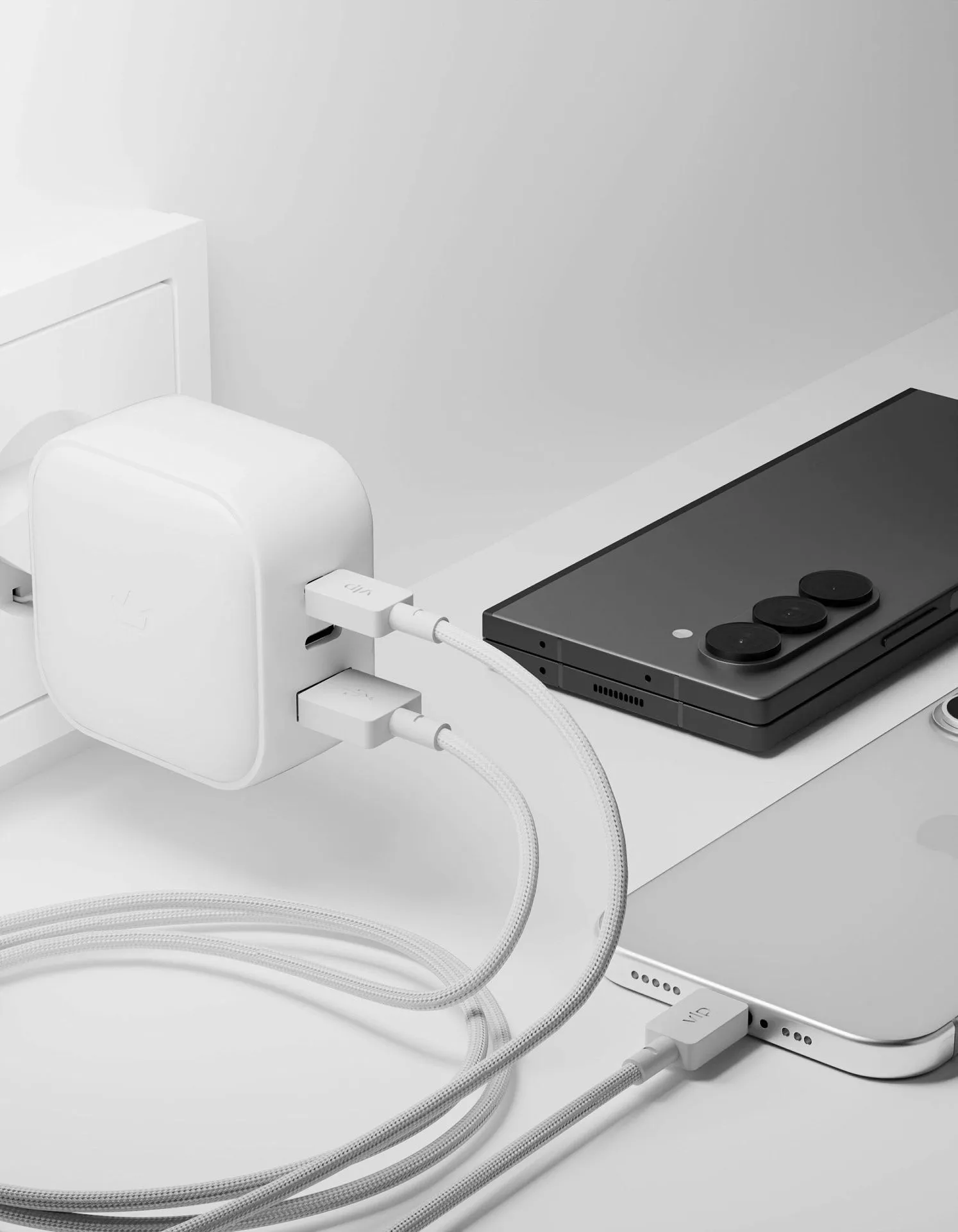 Сетевое зарядное устройство VLP G-Charge 65Вт USB-C+USB-C+USB-A, PD, QC, белыйphoto1