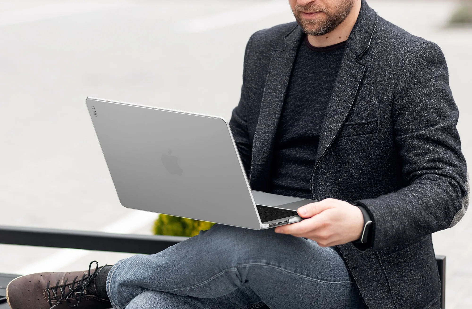 Чехол UNIQ Vero для MacBook Air 15" (M2-M5 2026), прозрачный (crystalclear)