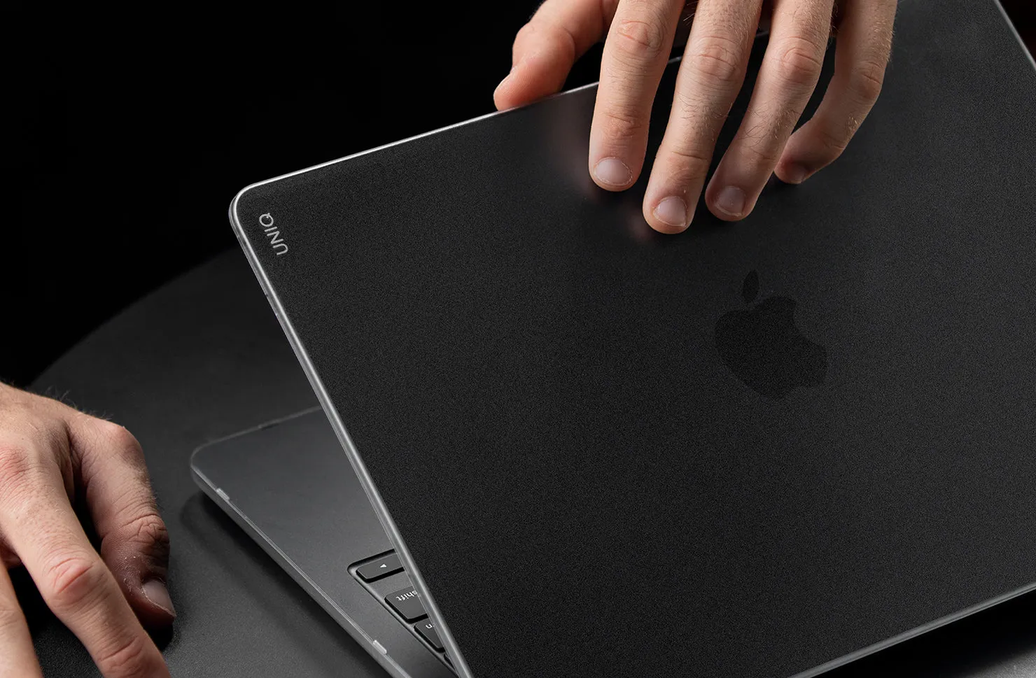 Чехол UNIQ Claro для MacBook Pro 14" (M1-M5 PRO/MAX 2026), серый (Matte Smoke)