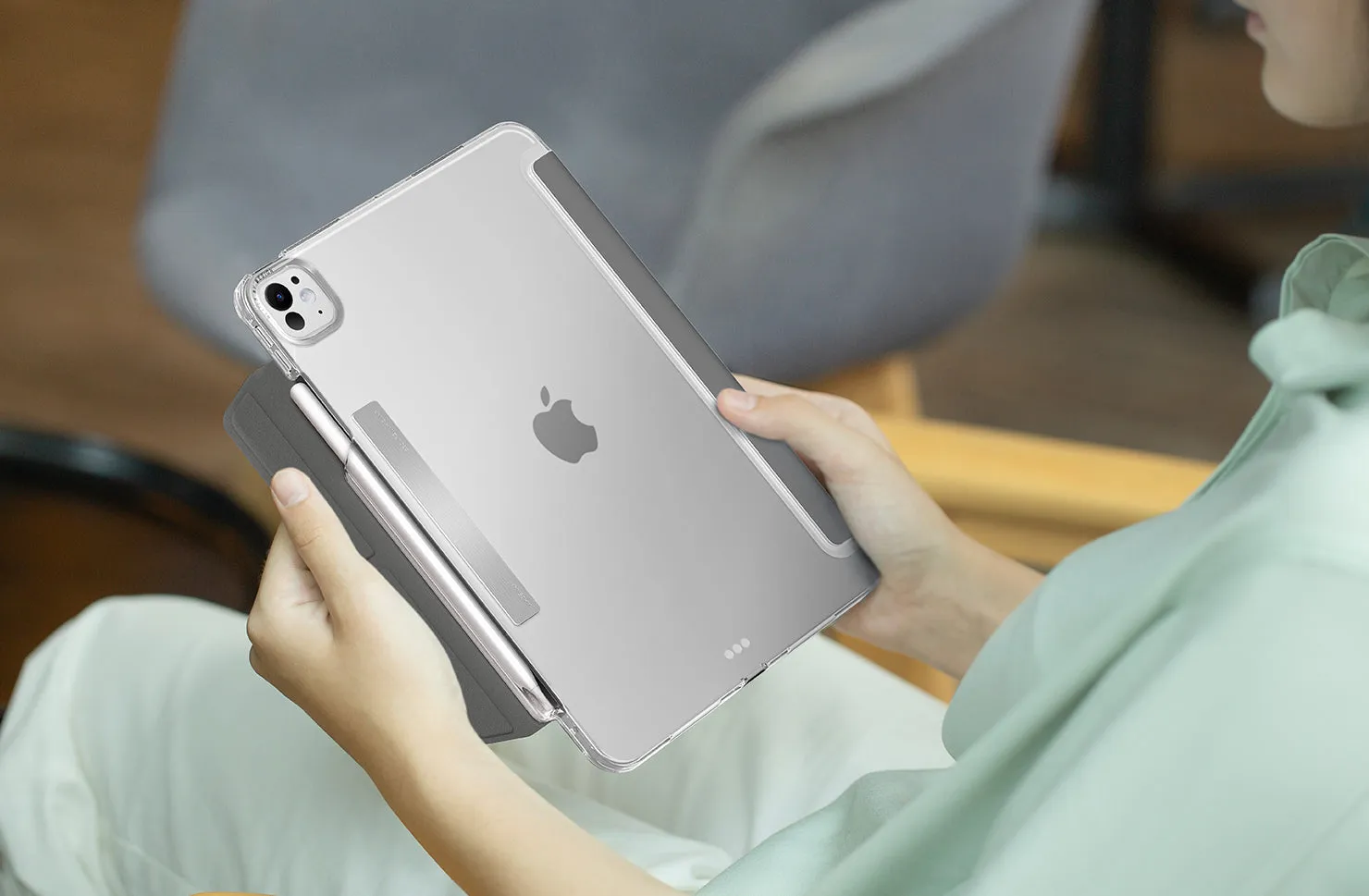 Чехол UNIQ Camden Click для iPad Pro 11" (M4-M5), серый (Dark Gray)