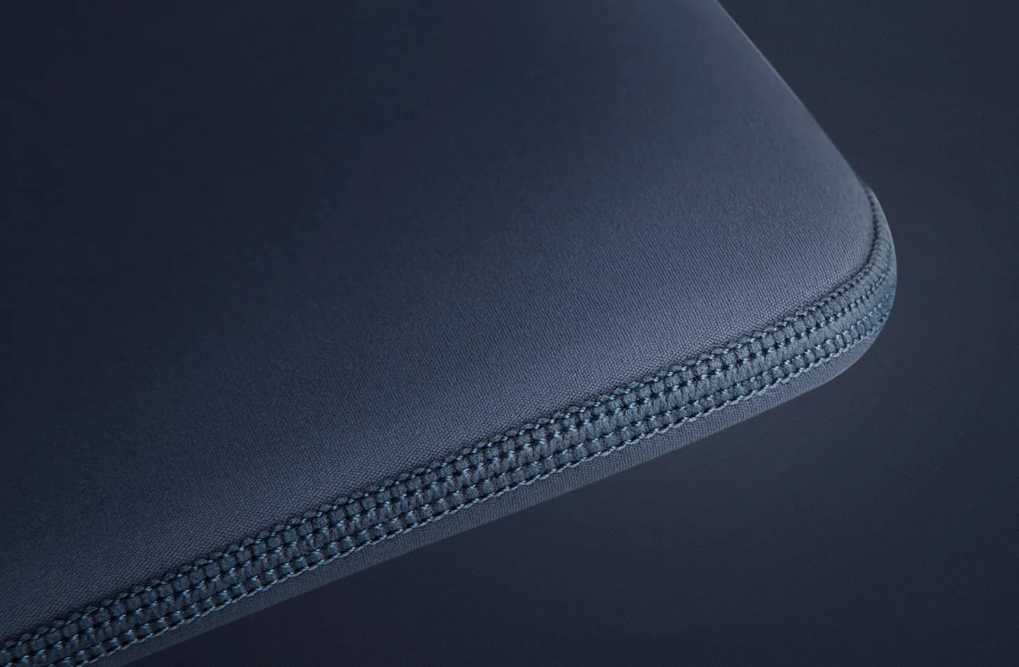 Чехол-конверт UNIQ Cyprus Smooth Neoprene Water-Resistant для ноутбуков до 14", серый (Dark Gray)