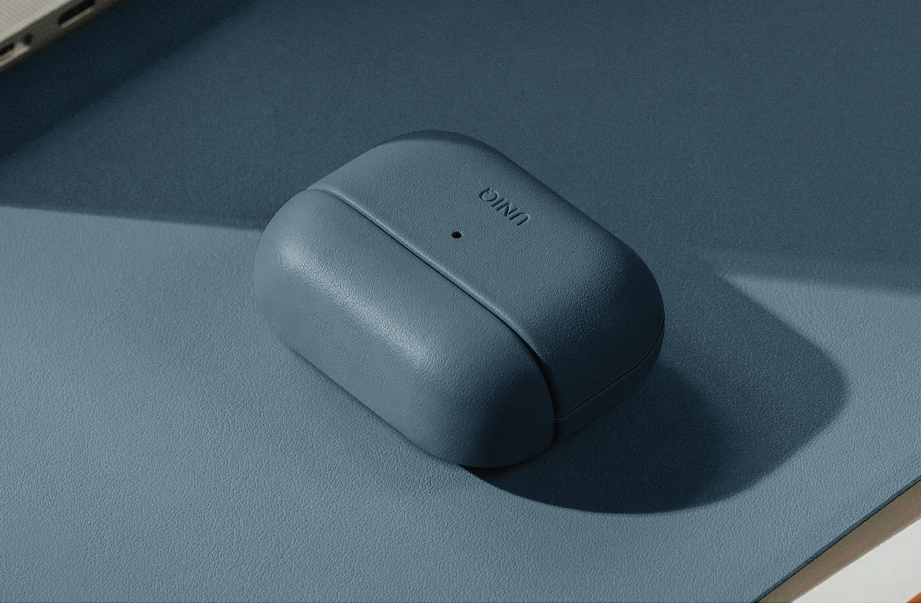 Чехол UNIQ Lyden Vex для AirPods Pro (3rd Gen), черный (Black)
